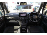 座った瞬間に、運転しやすいと感じられる見晴らしのよさ。運転時の目印になるよう、ボンネットが見える範囲にもこだわり、車両感覚がつかみやすいデザイン。