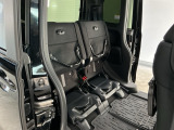 運転席と助手席のシートの裏に収納式のテーブルが装備されています。休憩時のちょっとした小物置きに使えてとっても便利ですね♪
