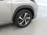 装着タイヤサイズは、225/60R18です。純正アルミホイールを装着しております。