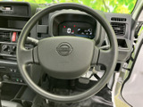 握りやすい形状で、長距離運転でも疲れにくいステアリング。操作性も高く、スムーズなドライビングをサポートします。小回りの利く運転も安心です。