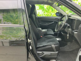 運転席まわりは前方の視界が広く、周囲の状況を確認しやすい配置です。前席はゆったり腰掛けられる形状で、乗り降りもしやすく、日常の移動にもなじみます。