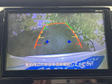 後方の映像とガイドラインが画面に表示され、駐車時に車両周辺を確認する際に役立ちます。目視での確認と併用しながら、車庫入れや狭い場所での操作をサポートします。