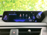 多彩なソースに対応し、車内でのエンターテイメントを充実させています。お好みの音楽やラジオで、快適なドライブをお楽しみください。操作も直感的に行えます。
