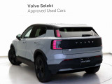 Volvo Cars appで車にリモートアクセスして、空調機能の操作や車の施錠・開錠、ソフトウェア更新などが可能です。エアコンやシートヒーターを操作して、出発前に車内を快適な温度に整えられます。