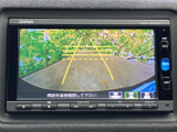 後方の映像に目安となるガイドラインが表示され、駐車時の位置確認をサポート。画面だけに頼らず周囲を直接確認しながら、落ち着いて車庫入れを行える便利な装備です。