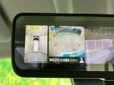 車両周辺を複数の角度から確認でき、画面には進行方向の目安も表示されます。駐車時など周囲の状況を把握したい場面で、目視とあわせて確認に役立ちます。