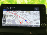 道路や周辺施設が画面上に表示され、現在地を確認しながら目的地までの道順を把握できます。地図表示から行き先を探せるので、日常のお出かけにも便利です。