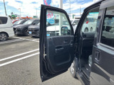 広く開くドアから運転席へスムーズに乗り込める構成です。ドア内側には手を掛けやすい部分と収納スペースがあり、日常の乗り降りにも使いやすい印象です。