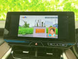 テレビ番組を画面で視聴でき、休憩などの停車中に車内で過ごす時間を楽しめます。画面上で映像と番組情報を確認できるため、出先での待ち時間にも活用しやすい装備です。