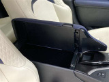 小物や身の回り品を収納できるセンターコンソール。車内をすっきり整頓できる、便利な収納スペースです。