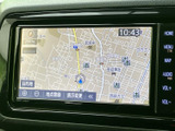 周辺の道路や目印が画面上に表示され、現在地を確認しながら目的地までの道順を把握できます。表示切替や地点登録の項目も備わり、慣れない場所へのお出かけをサポートします。