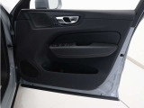 運転席ドアの全景です。キャビンを彩るすべてのものに、機能を形にした美しさが備わっています。