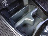 運転席からも助手席からも手の届きやすい位置にドリンクホルダーを配置しています。