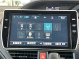 AM・FMラジオをはじめ、テレビやBluetooth、USBなどの選択肢が画面に表示されています。利用したい音源をメニューから選べるため、日常の移動中も好みに合わせた音声を楽しめます。