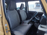 【清潔感のある運転席&助手席】隅々までクリーニングの行き届いた運転席&助手席。目立ったシミや汚れ等もございません。