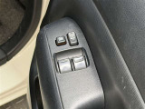 【パワーウィンドウ集中スイッチ】運転席のパワーウィンドスイッチ位置には運転以外の窓の開閉・ロック機能も付いています