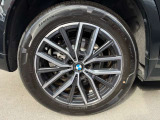 BMWの純正アロイホイールは軽量かつ強度にも優れているホイールで走行性能を引き上げる設計になっております。足元にもBMWは妥協がなくこだわっている個所になります。