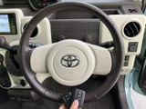 手に取りやすい位置にまとまったステアリングで、前方を見ながら運転姿勢を保ちやすい形状です。周囲には各種スイッチも備わり、運転中に必要な操作へ手を伸ばしやすい室内です。