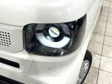 【LEDヘッドライト】悪天候や夜間走行時も良好な視界を確保し安心して運転できる高輝度LEDヘッドライトを装備!点灯速度が早く、消費電力も抑えられています。