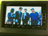 テレビ番組を画面で視聴でき、停車中の待ち時間を過ごす際にも活用できます。画面が大きく内容を確認しやすいため、休憩中などに車内で映像を楽しみたい方に便利な装備です。