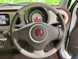 手になじみやすい丸型の形状で、運転席から自然に握れるステアリングです。落ち着いた色合いが車内に調和し、日々の運転で扱いやすい位置に備わっています。