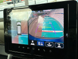 【全方位モニター】リバースに入れた際、車両全体を見渡している映像に切り替わります。また、見通しが悪い場所で便利な前方ワイド映像やすれ違いに便利な助手席側ワイド映像など切り替えが出来ますよ♪