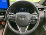 左右に操作スイッチを備え、運転姿勢を保ちながら車内の各種機能を扱いやすい構成です。手元で確認できるボタン類がまとまり、毎日の運転をより便利にサポートしてくれます。