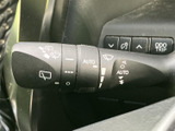 レバー周辺に各種の表示がまとまり、使う機能を確認しやすい設計です。運転席から手を伸ばしやすい位置にあり、天候に応じた操作を行う際にも便利にお使いいただけます。