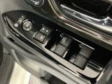 運転席のスイッチで全てのウィンドウの開閉操作を行うことができます。ロックボタンをONにしておくと、運転席以外のウィンドウは作動しないのでお子様を乗せているときなども安心ですね♪