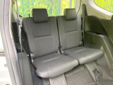 床下収納式のサードシートです。座席部分をコンパクトに収納でき、広大な荷室スペースとしてお使いいただけます!乗車人数や荷物の量など利用シーンに合わせて3列目を有効活用でき、とっても便利♪