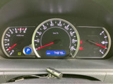 速度やエンジン回転数、燃料残量などを運転席から確認できるメーター配置です。表示がまとまっており、走行に必要な情報を把握しやすくなっています。