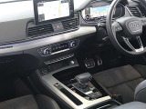 内装はシンプルに使い勝手を考え作られています。お車を運転する感覚をダイレクトに体感して頂けます。室内も広くロングドライブにも快適にお過ごしいただけます。
