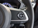 アダプティブクルーズコントロール機能付きです。走行中に先行車の様子を検知しながら、設定した車速の範囲内で先行車との距離のキープを支援します。詳細は販売店スタッフまでおたずねください。