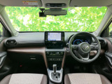 運転席まわりは前方の視界が広く、メーターや画面も自然に目に入る配置です。座席は身体を預けやすい形状で、落ち着いた色合いの内装とともに、日々の移動を快適に過ごせます。