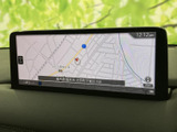 地図画面には現在地周辺の道路が表示され、目印や縮尺も確認できます。行き先までのルートを考える際に役立ち、画面を見ながら目的地周辺の位置関係をつかみやすい装備です。