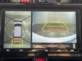 【全方位モニター】まるでクルマを真上から見下ろしたかのような視点で駐車をサポートします!クルマの斜め後ろや真横など、前後左右の4つのカメラの映像が合成されて、モニターに映し出されます。