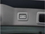 【パワーバックドア】スマートキーや運転席のボタンを押すだけでリアゲートが自動で開閉します。両手に荷物を持っている時や高い位置のバックドアを閉める際に便利な機能です。