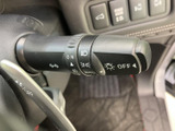 レバーには各種表示がまとめられ、運転席から目に入りやすい位置に配置されています。手元で必要な操作を確認しやすく、日常の運転時にも扱いやすい設計です。機能を把握しやすいのも魅力です。