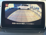 後方の映像に加えてガイド線も表示されるため、駐車時に車両と周囲との距離を確認しやすくなります。目視で周囲を確かめながら使うことで、車庫入れをサポートします。