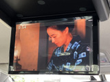 天井に設置されたモニターで、後席からも映像を楽しめます。画面が見やすい位置にあり、停車中の休憩時間などに活用できるため、車内で過ごす時間をより充実させてくれます。