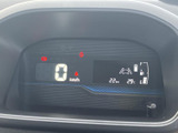 速度や燃料残量などの表示がひとまとまりになり、運転中にも目線を大きく動かさず確認しやすい配置です。必要な情報を把握しやすく、毎日の運転をサポートします。