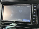 画面上にFMやテレビ、Bluetoothなどの選択項目が並び、使用するソースを確認しやすい表示です。時刻も同じ画面で見られ、ホームや地図、音量の操作部もすぐ手が届きます。