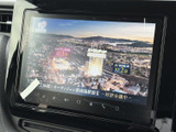 テレビ番組を画面で視聴でき、休憩中など停車している時間も車内で過ごしやすくなります。画面には番組映像が表示されており、ちょっとした待ち時間を有効に使いたい方にも便利な装備です。