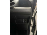 運転席の右下にあるスイッチです。Pマークのボタンなど、いくつかのスイッチが並んでいます。