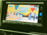 テレビ番組を画面で楽しめる装備です。停車中の休憩時間などに映像を視聴でき、待ち時間を快適に過ごすのに役立ちます。運転中は視聴せず、安全を確保してご利用ください。