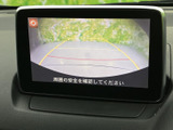 後退時には、周囲の状況を把握しやすくする映像表示機能も搭載。安全な後退をサポートし、運転を安心へと導きます。