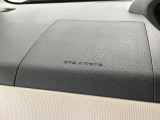 【助手席エアバッグ】SRSエアバッグとはシートベルトの働きを補助して衝突した時に乗員の衝撃を軽減するシートベルト併用式エアバッグ。前面衝突時に瞬時に膨らみ、頭部と胸部の衝撃を軽減します。