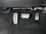 スポーティーな雰囲気を演出してくれるアルミブレーキパッドを装備しています!!