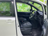 前席は運転席と助手席が並び、乗り降りしやすい開口部から室内へアクセスできます。シートや足元も見渡しやすく、日常の移動を落ち着いて過ごせる空間です。