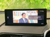 停車中にテレビ番組を視聴できる画面を備えています。時刻や番組情報も表示され、休憩中の情報確認にも便利。見やすい位置に設置され、車内で過ごす時間を快適にサポートします。